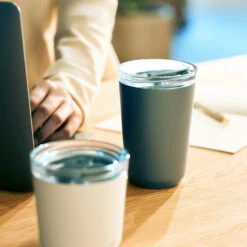 Kinto To-Go Tumbler 360 Ml Mit Stöpsel Khaki 7 Kinto To-Go Tumbler 360 Ml Mit Stöpsel Khaki -Bestes Café Geschäft 105563 105563 kinto togotumbler 360ml with plug khaki 3